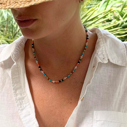Collier en perles multicolores