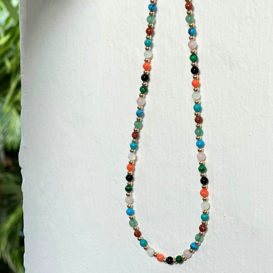 Collier en perles multicolores