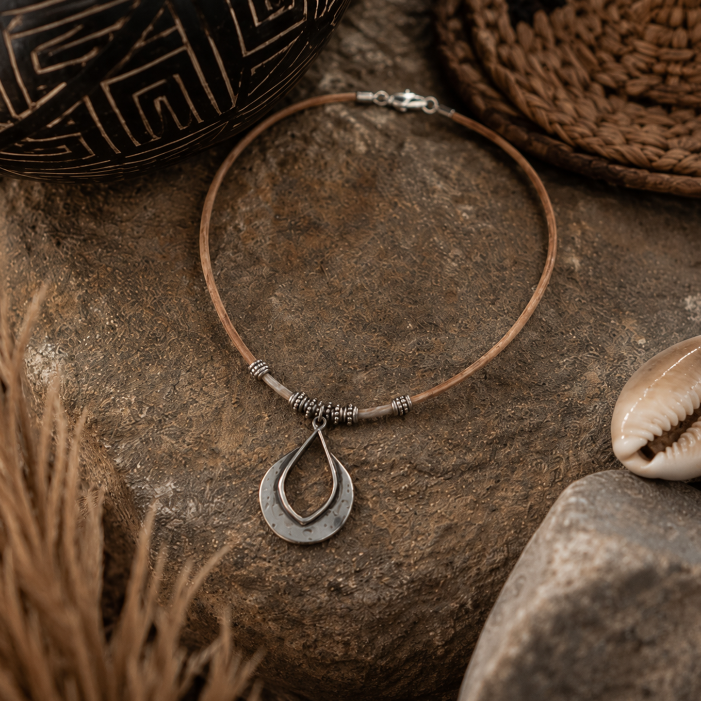 Collier court ethnique en cuir naturel