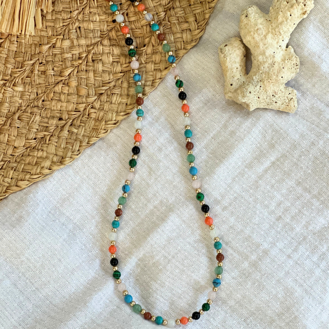 Collier en perles multicolores