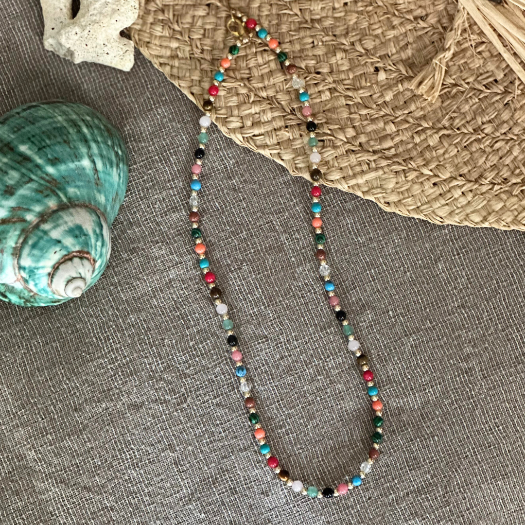 Collier en perles multicolores