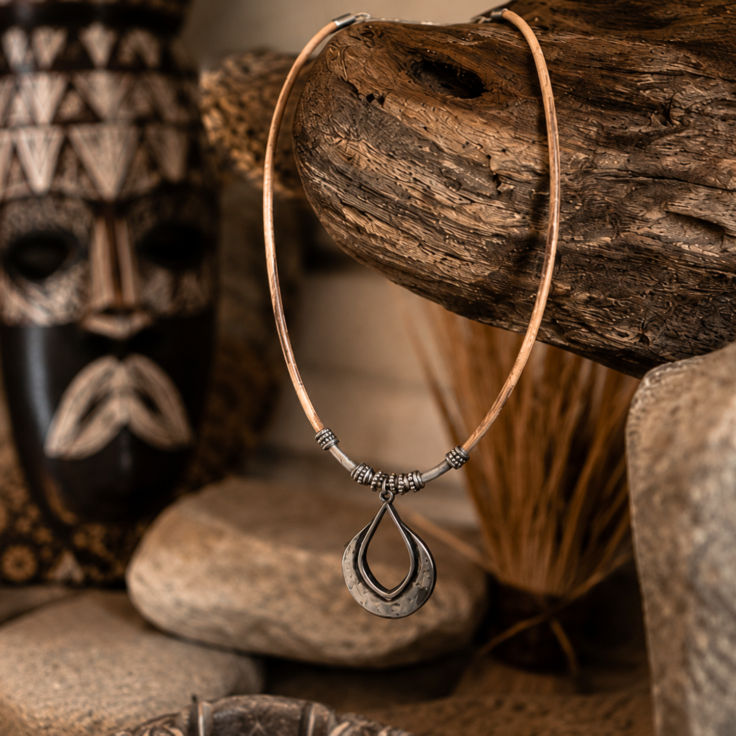 Collier court ethnique en cuir naturel
