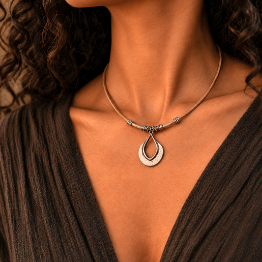 Collier court ethnique en cuir naturel