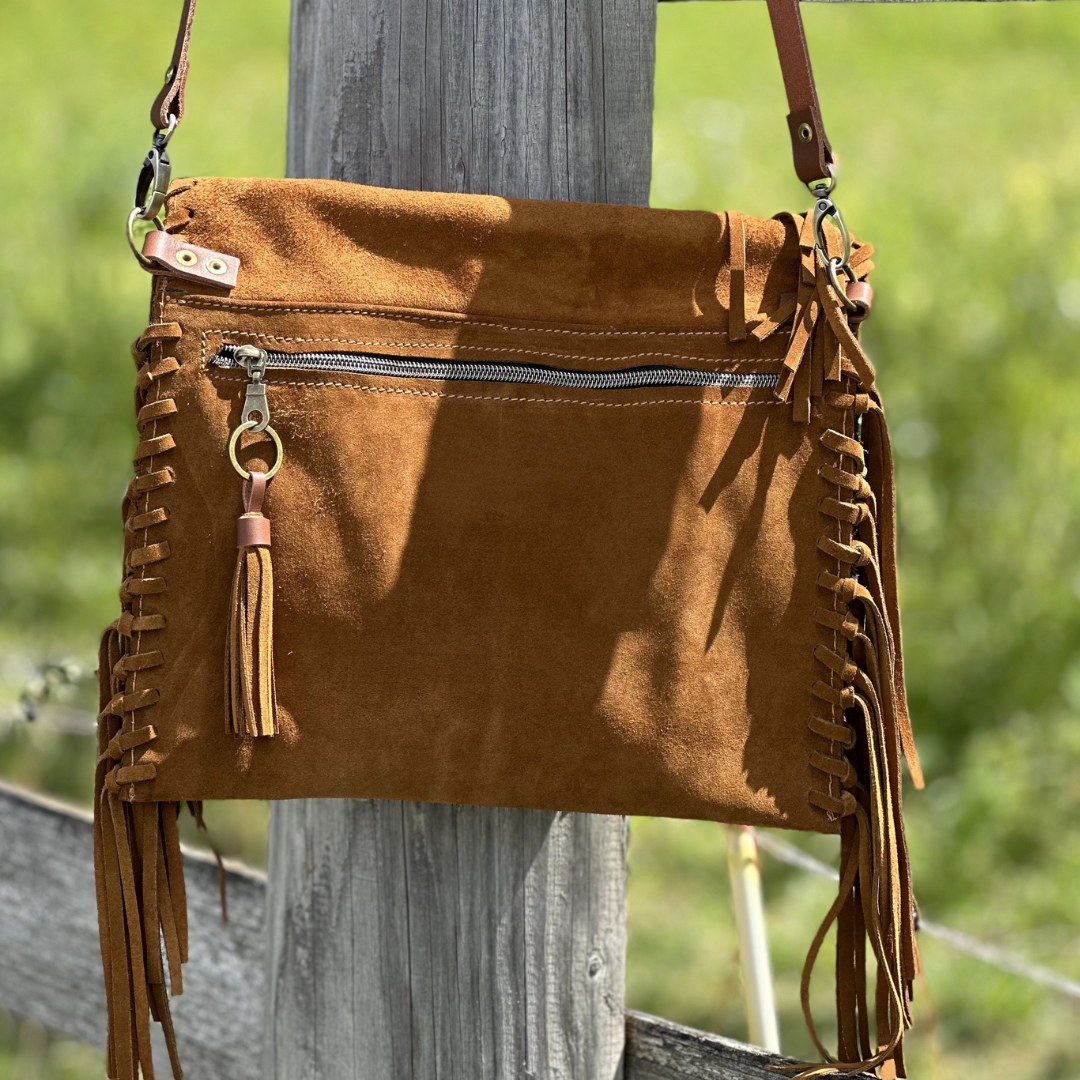 Pochette frangée en daim