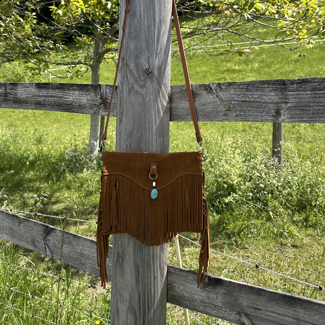 Pochette frangée en daim
