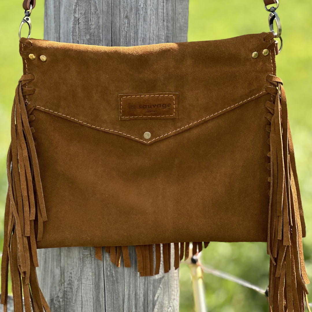 Pochette frangée en daim