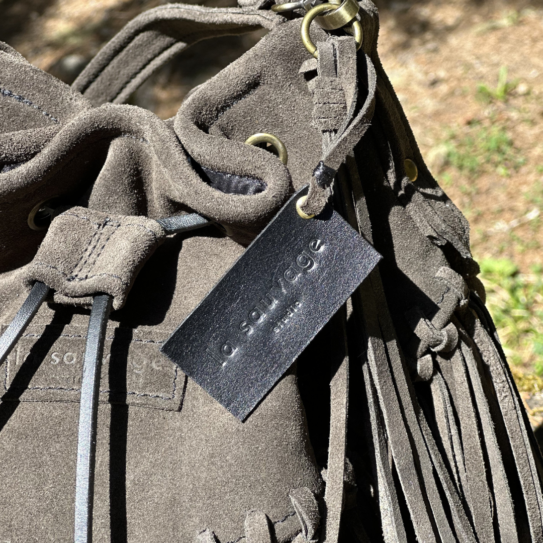 Sac seau en daim taupe LA SAUVAGE