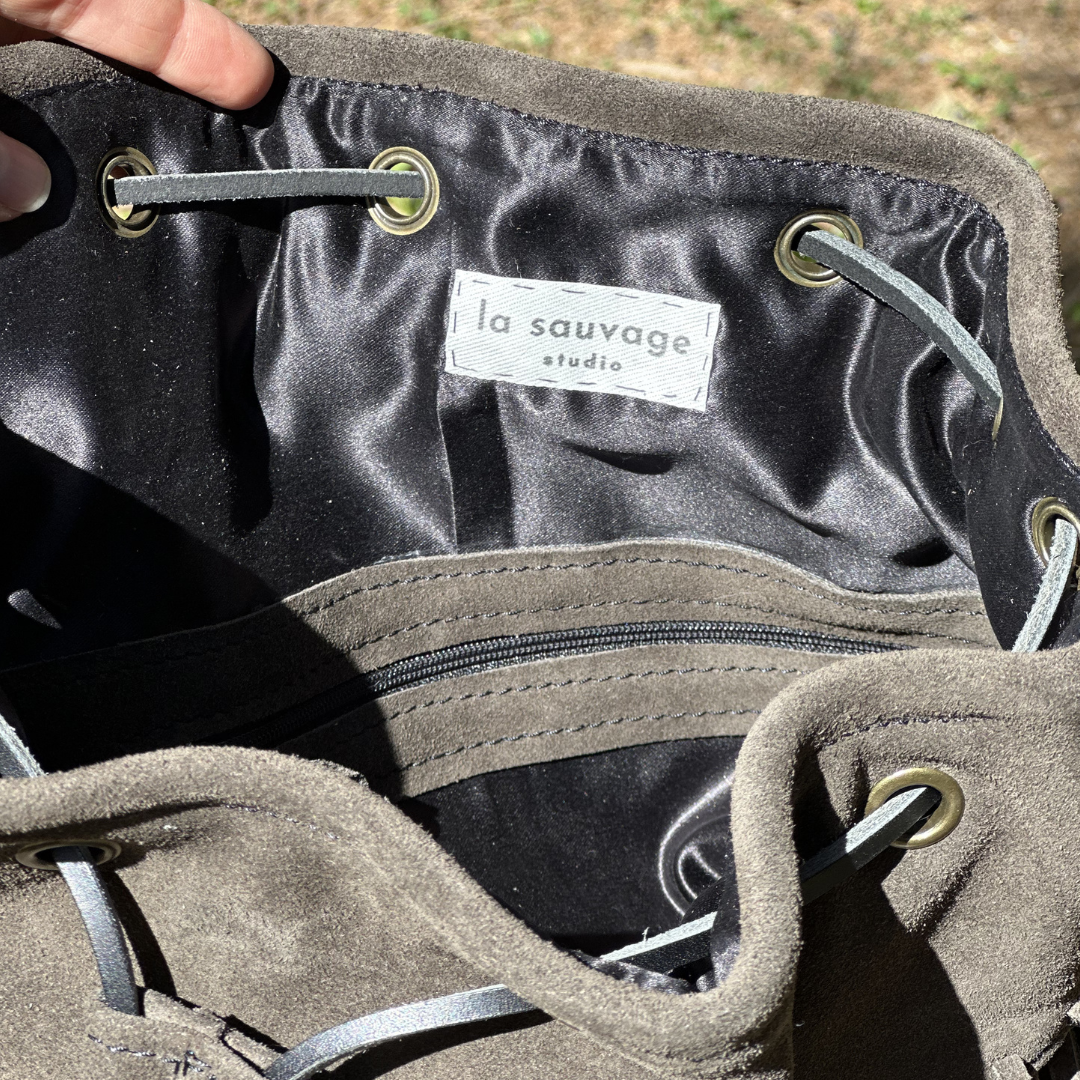 Sac seau en daim taupe LA SAUVAGE